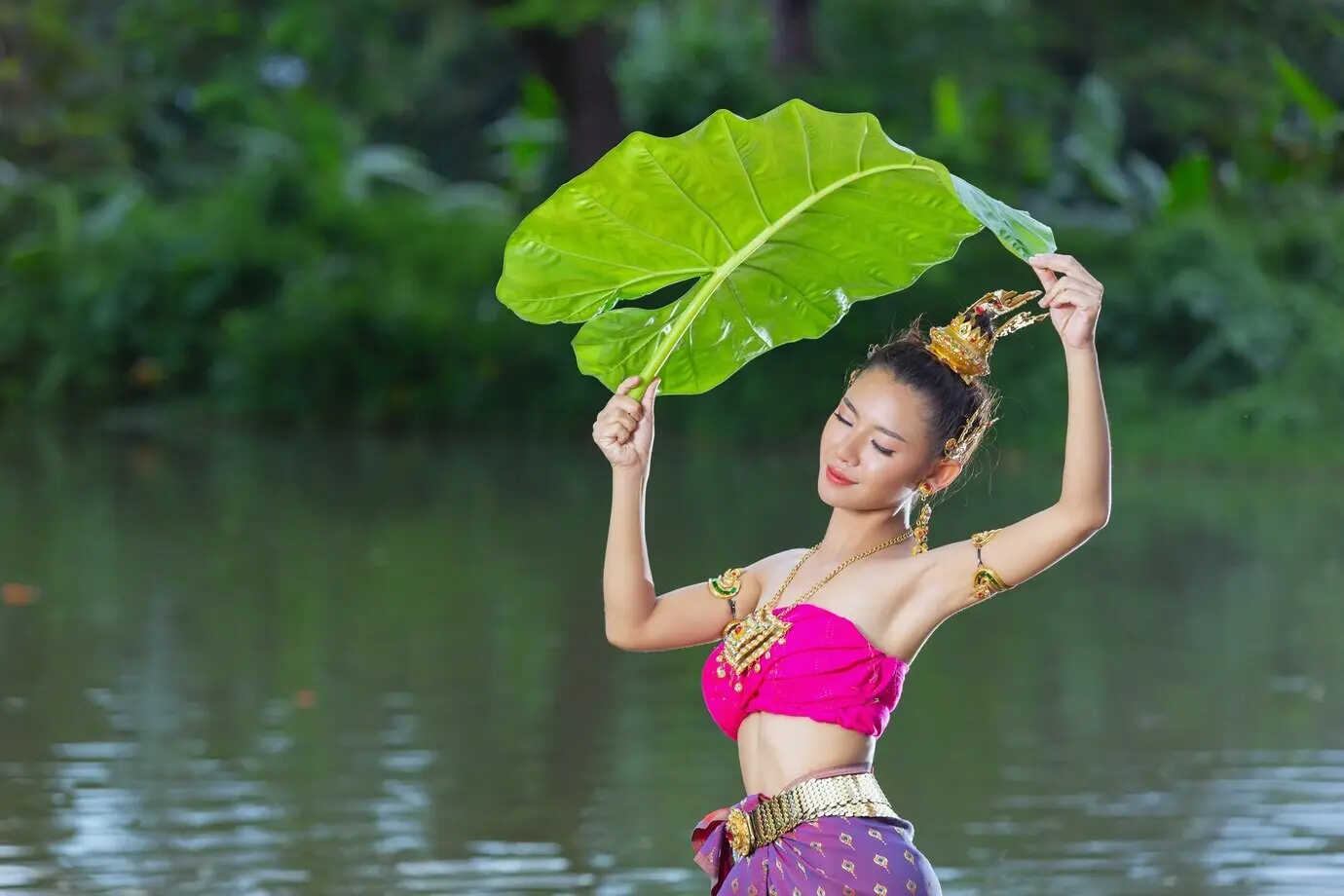 Loy-Krathong-Festival. Frau in traditioneller thailändischer Kleidung hält ein Bananenblatt.
