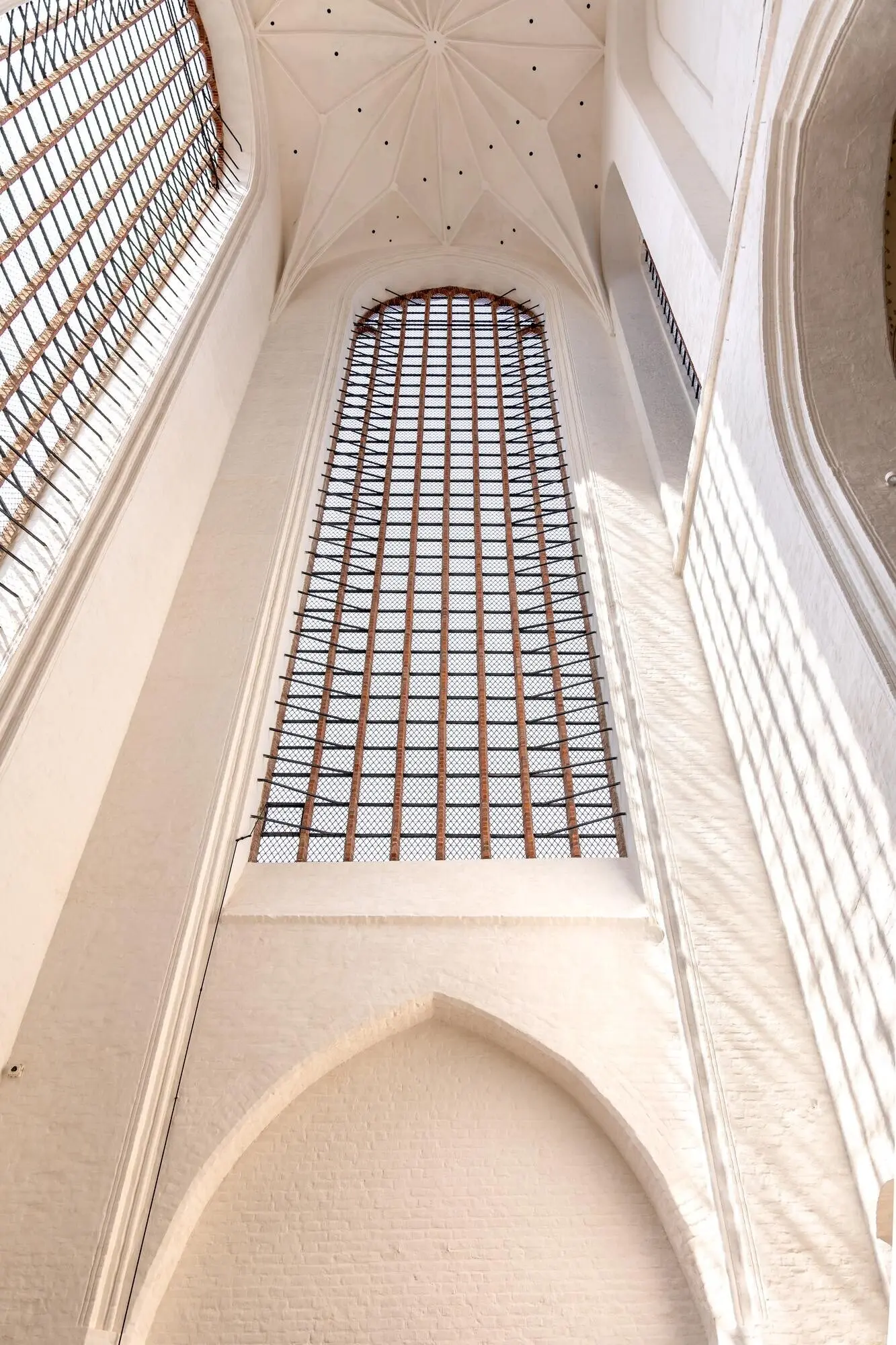 Helle gotische Gewölbe, sanftes Licht in einer Kirche, moderner Minimalismus der Antike.