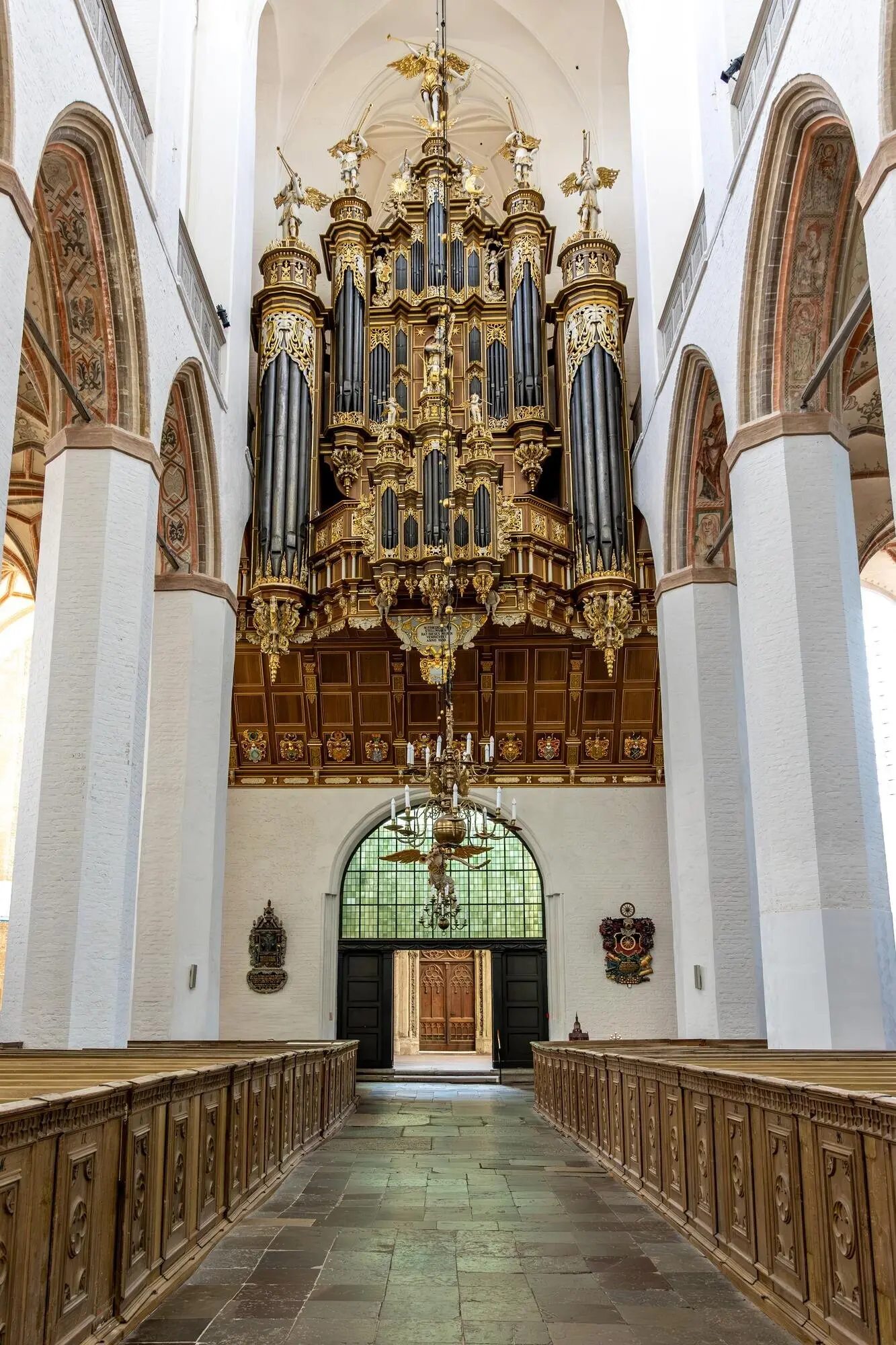 Kircheninnenraum mit barocker Orgel in symmetrischer Perspektive